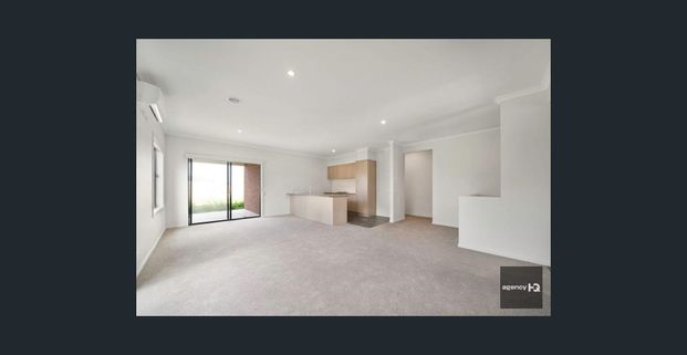 Stylish 4-Bedroom Family Home – Space, Comfort & Convenience! - Photo 1