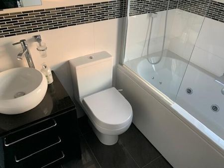 6 bedroom detached house to rent - Photo 3