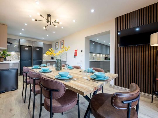 OX Living is proud to present this high-quality 11-bedroom co-living property, perfect for working professionals looking for stylish, stress-free living. Room 1 - Photo 1