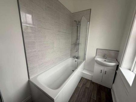 Beech Avenue Shopping Centre, Garden Village, Hull, HU8 - Photo 2