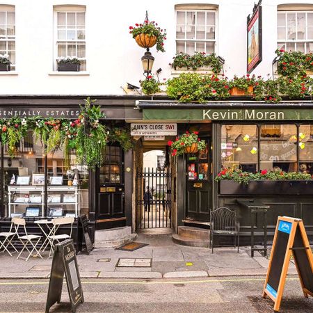 A beautiful apartment set in this picturesque setting in a pedestrian side street off Kinnerton Street and in the heart of North Belgravia. - Photo 3