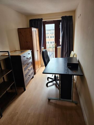 3 bedroom flat to rent - Photo 2