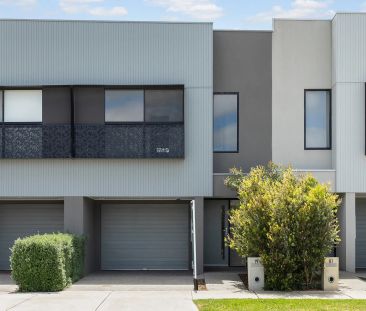 Stylish Townhouse Living in the Sought-After Brompton Estate - Photo 4