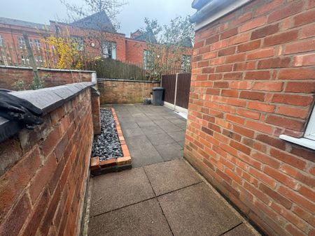 2 Bedroom Property in LE2 - Photo 2