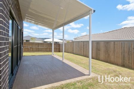 Location, Convenience & Modern Living With Ducted Air Con! - Photo 3