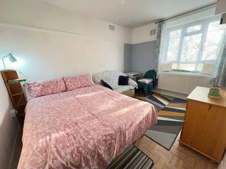 1 bedroom in a flat share to rent - Photo 4