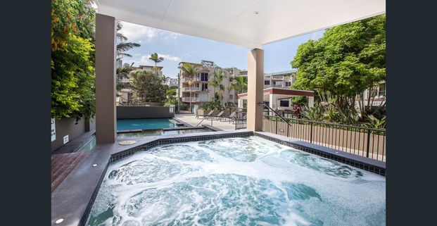 Spacious Apartment with Huge Ground Floor Courtyard! - Photo 1