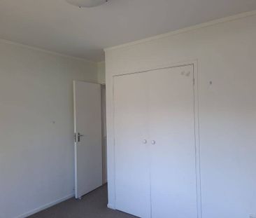 Spacious living area! - Photo 3