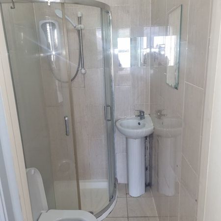 Studio Flat, Scarborough Road, E11 - Photo 4