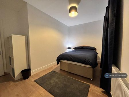 1 bedroom in a house share to rent - Photo 2