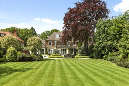 Set in a beautifully private setting, approximately 1.3 miles to ACS Cobham. - Photo 4