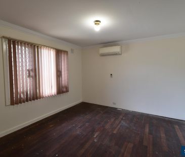 COMFORTABLE 3 BEDROOM HOME IN CONVENIENT ARMADALE LOCATION - Photo 4