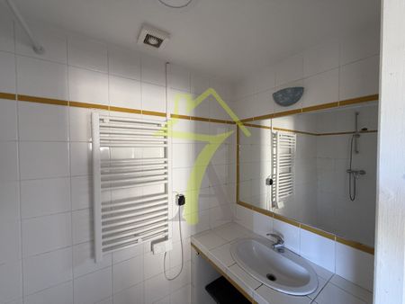 Location Appartement 2 pièces 42m² MARSEILLE 1er - Photo 4