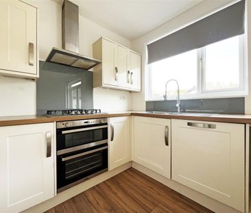 3 bedroom Semi-detached house to rent - Photo 5