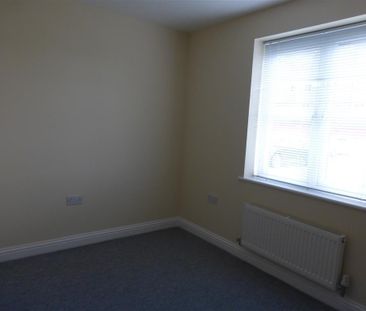 Twickenham Close, Swindon - Photo 2