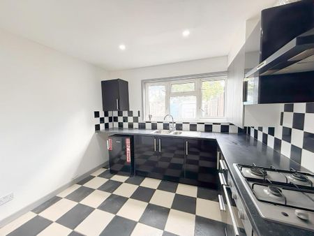 4 bedroom terraced house to rent - Photo 2