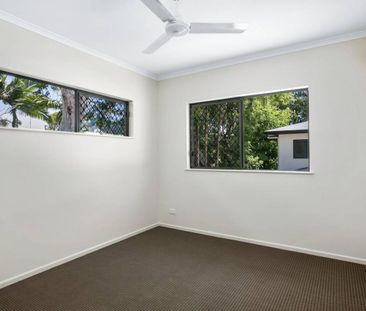SPACIOUS 4 BEDROOM TOWNHOUSE (UNFURNISHED) - Photo 2