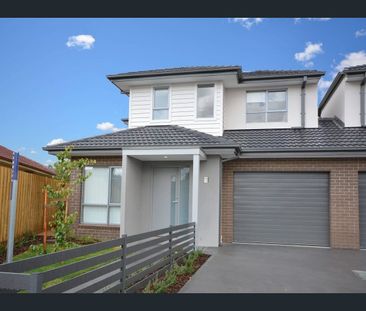 BRIGHT TOWNHOUSE - Photo 1