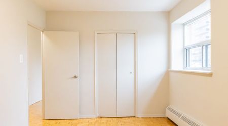 1051 Seneca Ave - Photo 3