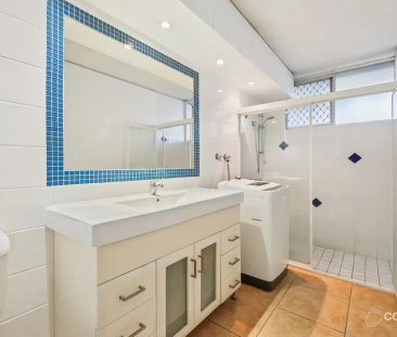 Fully Furnished Coastal Apartment - Steps from the Beach! - Photo 4