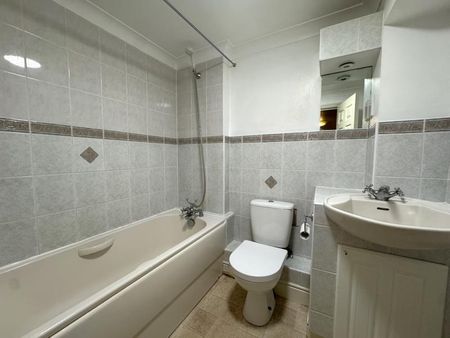 Vicarage Road, Staines - 2 bedrooms Property for lettings - Seymours - Photo 2