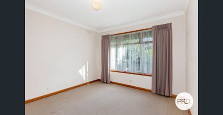 COZY 3 BEDROOM HOME IN A SOUGHT-AFTER LOCATION ! - Photo 2