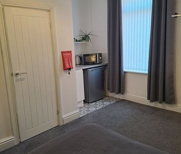 6 Bed Semi-Detached House, Handsworth Road, S9 - Photo 2