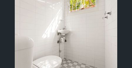 Newly refurbished charming one-bedroom terrace awaits! - Photo 3