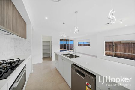 Exemplary Coral Built Family Home - 3 x Living Zones - Ducted AC - WOW FACTOR! - Photo 2