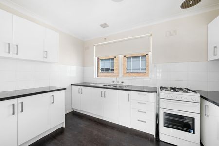 Sunny St Kilda East 2 Bedroom Abode - Photo 3