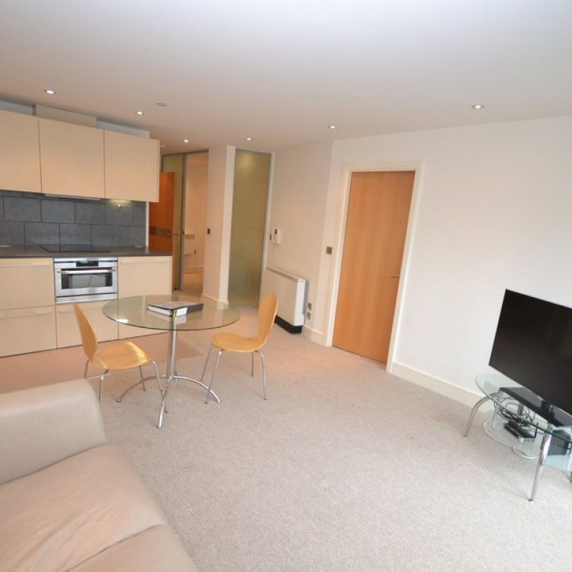 2 bed Flat for Rent - Photo 1