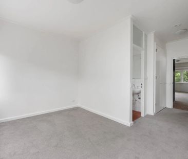 Fresh & Perfectly Positioned in Prime Armadale - Photo 4