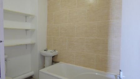 Back bedoom - Room 4 (next to living room), First Floor Flat 92 Cowley Road, Oxford OX4 1JE - Photo 5