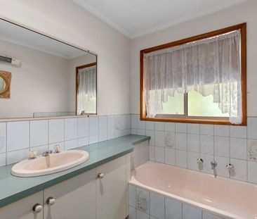 THREE BEDROOM HOME ! - Photo 5