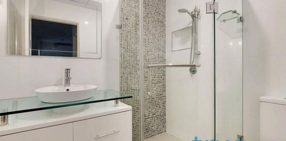 MODERN AND PERFECTLY LOCATED LIGHT FILLED OVERSIZED APARTMENT - Photo 2