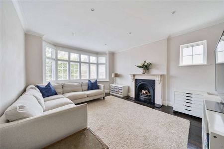 A well-proportioned and immaculately presented family home set within a popular location. - Photo 5