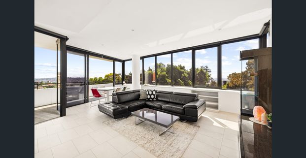 Designer Executive Style Apartment With Views - Fully Furnished - Photo 1