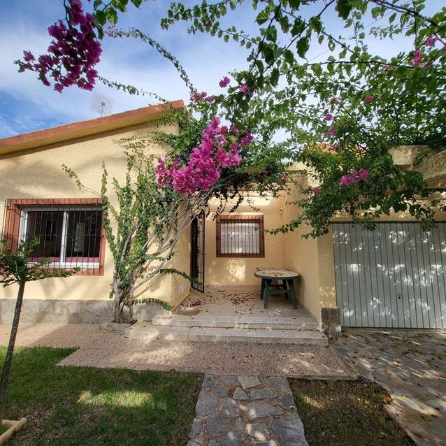 Alquiler de casa o chalet independiente en Calle Ensenada, 16 - Photo 1