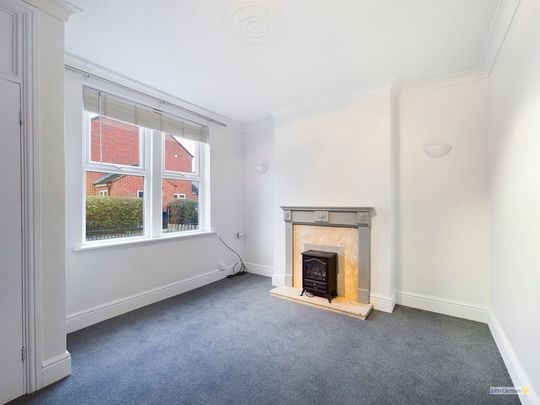 2 bedroom end of terrace to let - Photo 1