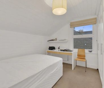 3 bedroom flat in London - Photo 2