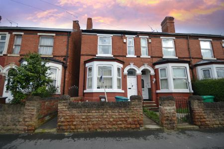 4 bed Mid Terraced House for Rent - Photo 4