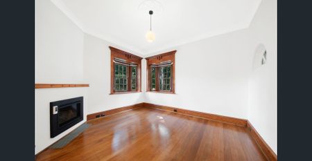 Elegant two-storey family residence boasting a luxurious pool in the heart of Waverton - Photo 5