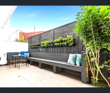 Private Courtyard - Perfect Location and underground parking! - Photo 2