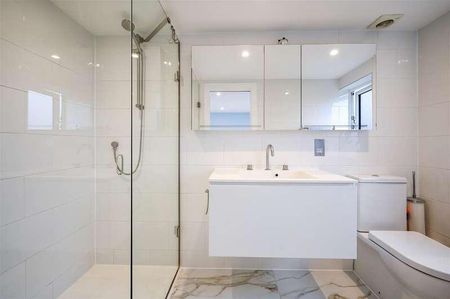 Vernon Avenue, Raynes, SW20 - Photo 3