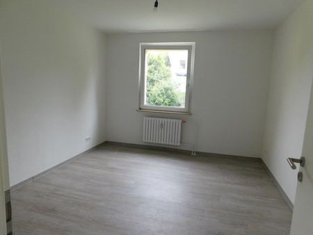 Schön gelegene neu einzugsbereite Wohnung, ideal als Single oder Pärchen! - Photo 2