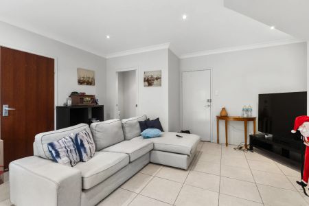 Conveniently located 2-story townhouse. - Photo 2