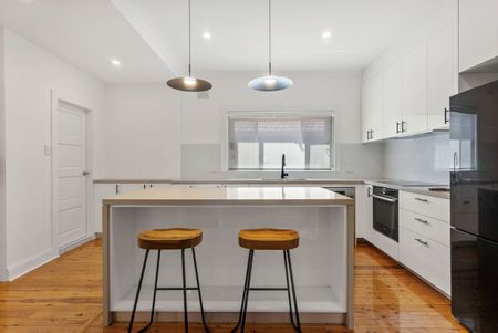 Stunning Family Home in Kingsgrove! - Photo 2