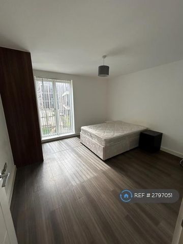 3 bedroom flat to rent - Photo 5