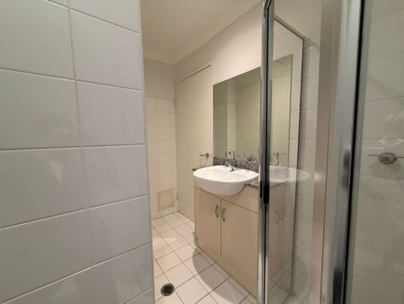 One bedroom apartment – New Paint, New Carpet & A/C - Photo 2