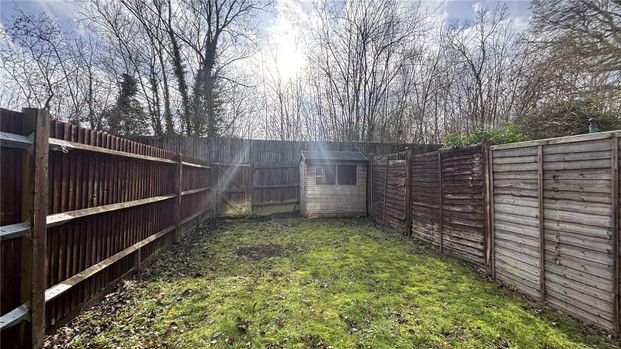 Glenwood Court, Farnborough, GU14 - Photo 1